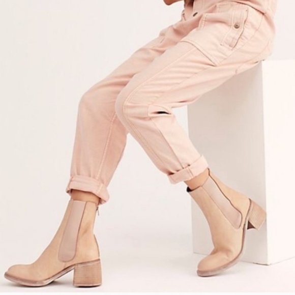 New Free People Essential Chelsea Natural Boots - Picture 2 of 16